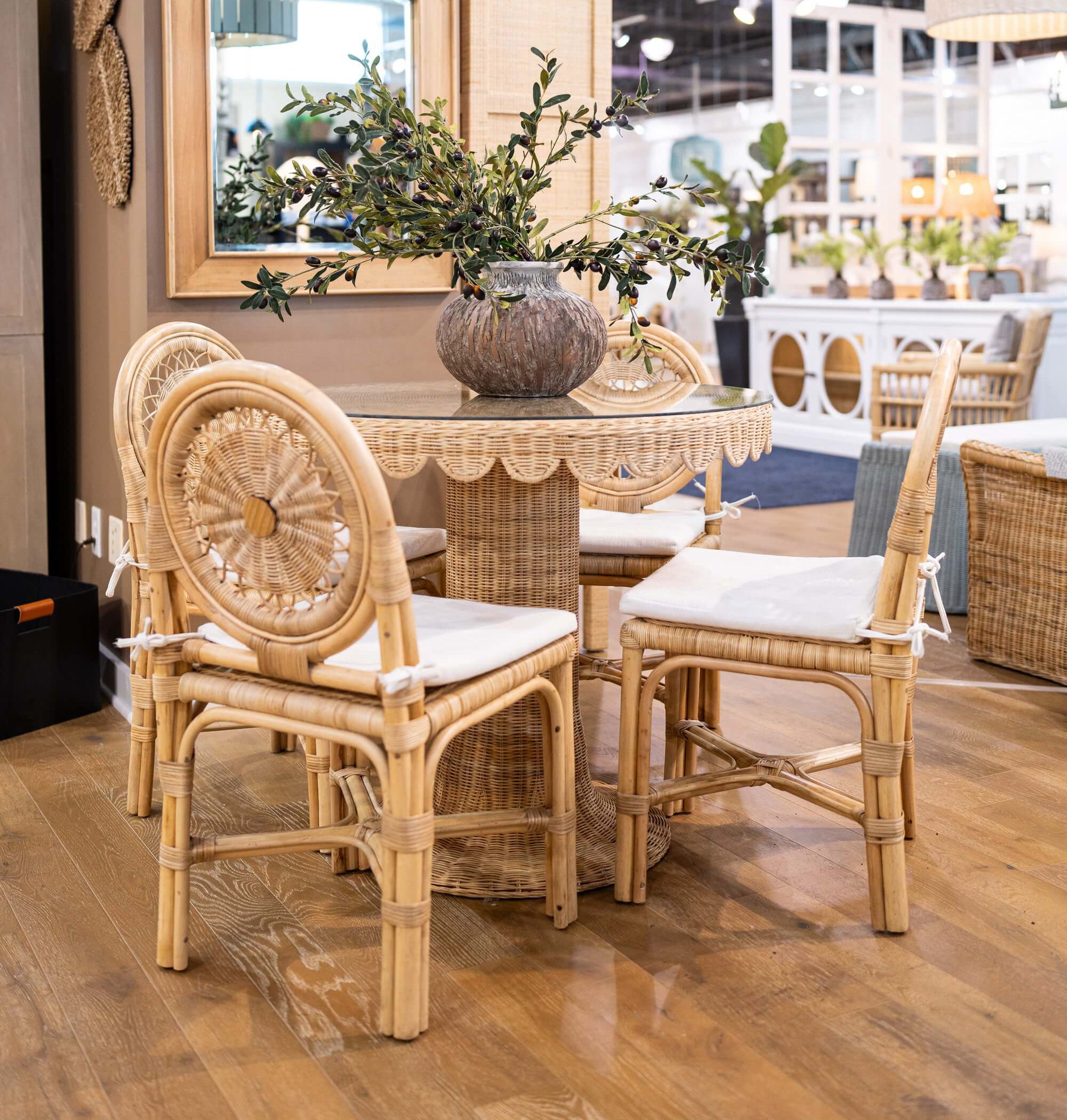 Isla Scalloped Dining Table